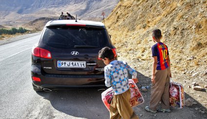 توزیع کمک های مردمی در میان زلزله زدگان کرمانشاه + تصاویر