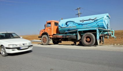 توزیع کمک های مردمی در میان زلزله زدگان کرمانشاه + تصاویر