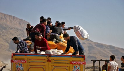 توزیع کمک های مردمی در میان زلزله زدگان کرمانشاه + تصاویر