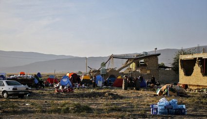 توزیع کمک های مردمی در میان زلزله زدگان کرمانشاه + تصاویر