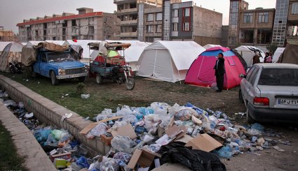 توزیع کمک های مردمی در میان زلزله زدگان کرمانشاه + تصاویر