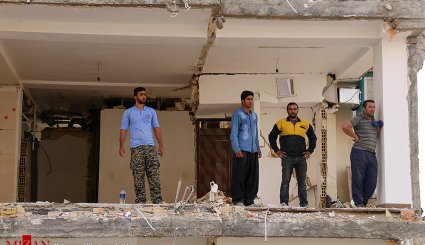 بازدید رئیس مجلس از مناطق زلزله زده کرمانشاه
