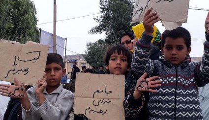 استقبال مردم زلزله زده از رهبر انقلاب
