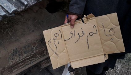 استقبال مردم زلزله زده از رهبر انقلاب
