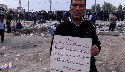 استقبال مردم زلزله زده از رهبر انقلاب
