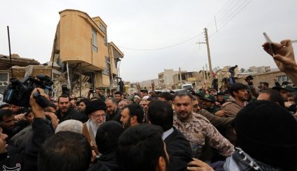 حضور رهبر انقلاب در مناطق زلزله‌زده استان کرمانشاه

