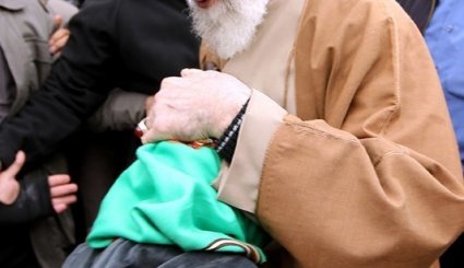 حضور رهبر انقلاب در مناطق زلزله‌زده استان کرمانشاه

