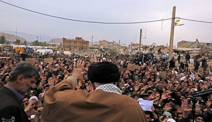 حضور رهبر انقلاب در مناطق زلزله‌زده استان کرمانشاه


