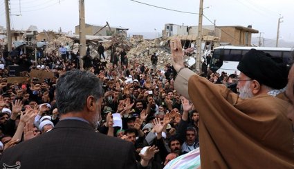 حضور رهبر انقلاب در مناطق زلزله‌زده استان کرمانشاه

