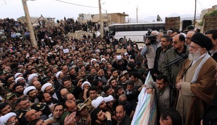 حضور رهبر انقلاب در مناطق زلزله‌زده استان کرمانشاه

