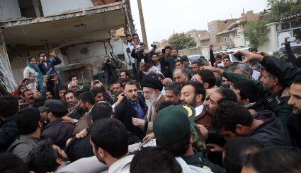 حضور رهبر انقلاب در مناطق زلزله‌زده استان کرمانشاه

