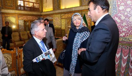 بازدید «هلگا اشمید» از تالار اشرف اصفهان + تصاویر