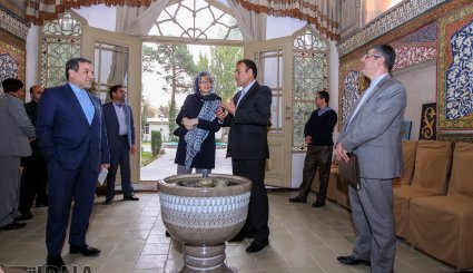 بازدید «هلگا اشمید» از تالار اشرف اصفهان + تصاویر