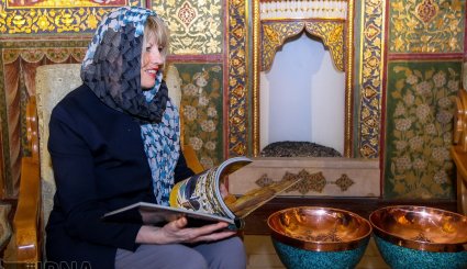 بازدید «هلگا اشمید» از تالار اشرف اصفهان + تصاویر