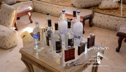 تصاویر/ کشف مشروبات الکلی در مقر نزدیکان عبدالله صالح