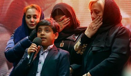مراسم فروش پیراهن هادی نوروزی به نفع زلزله‌زدگان کرمانشاه
