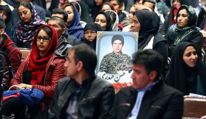 مراسم فروش پیراهن هادی نوروزی به نفع زلزله‌زدگان کرمانشاه
