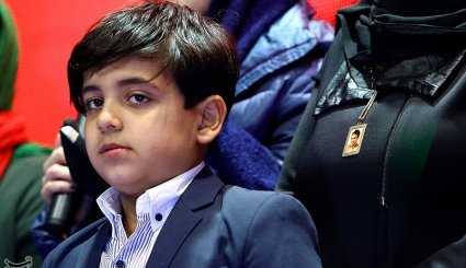 مراسم فروش پیراهن هادی نوروزی به نفع زلزله‌زدگان کرمانشاه

