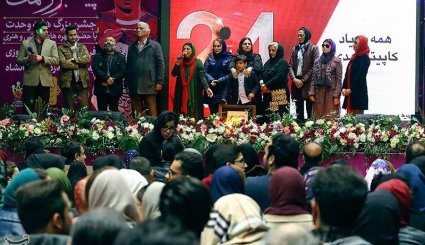 مراسم فروش پیراهن هادی نوروزی به نفع زلزله‌زدگان کرمانشاه
