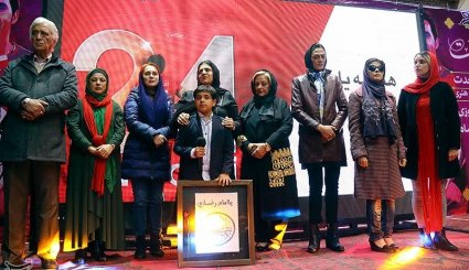 مراسم فروش پیراهن هادی نوروزی به نفع زلزله‌زدگان کرمانشاه
