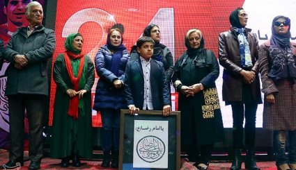 مراسم فروش پیراهن هادی نوروزی به نفع زلزله‌زدگان کرمانشاه
