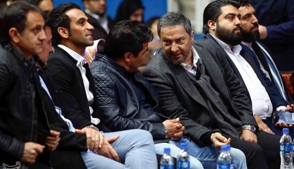 مراسم فروش پیراهن هادی نوروزی به نفع زلزله‌زدگان کرمانشاه
