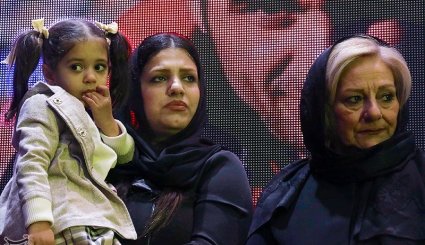 مراسم فروش پیراهن هادی نوروزی به نفع زلزله‌زدگان کرمانشاه
