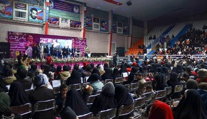مراسم فروش پیراهن هادی نوروزی به نفع زلزله‌زدگان کرمانشاه
