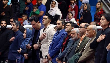مراسم فروش پیراهن هادی نوروزی به نفع زلزله‌زدگان کرمانشاه
