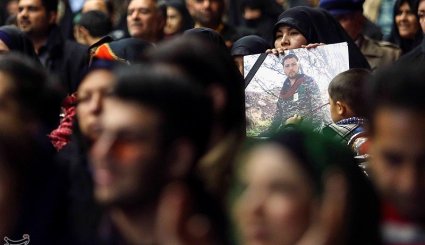 مراسم فروش پیراهن هادی نوروزی به نفع زلزله‌زدگان کرمانشاه
