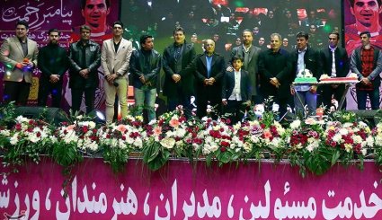 مراسم فروش پیراهن هادی نوروزی به نفع زلزله‌زدگان کرمانشاه

