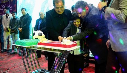 مراسم فروش پیراهن هادی نوروزی به نفع زلزله‌زدگان کرمانشاه
