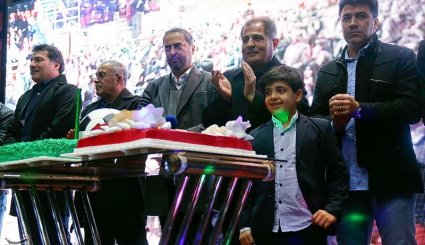 مراسم فروش پیراهن هادی نوروزی به نفع زلزله‌زدگان کرمانشاه

