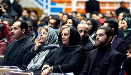 مراسم فروش پیراهن هادی نوروزی به نفع زلزله‌زدگان کرمانشاه
