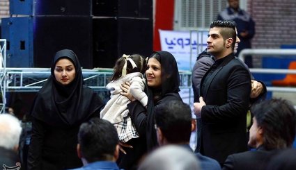 مراسم فروش پیراهن هادی نوروزی به نفع زلزله‌زدگان کرمانشاه
