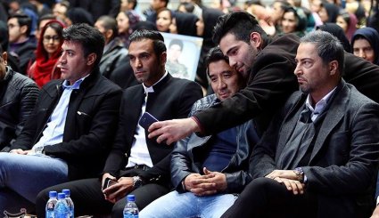 مراسم فروش پیراهن هادی نوروزی به نفع زلزله‌زدگان کرمانشاه
