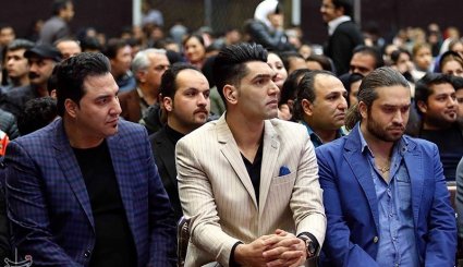 مراسم فروش پیراهن هادی نوروزی به نفع زلزله‌زدگان کرمانشاه
