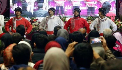 مراسم فروش پیراهن هادی نوروزی به نفع زلزله‌زدگان کرمانشاه
