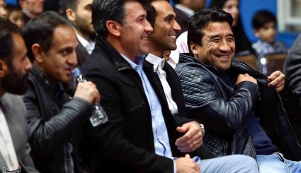 مراسم فروش پیراهن هادی نوروزی به نفع زلزله‌زدگان کرمانشاه
