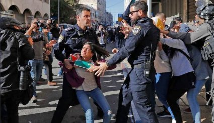 تعرض سربازان اسرائیلی به زنان فلسطینی + تصاویر