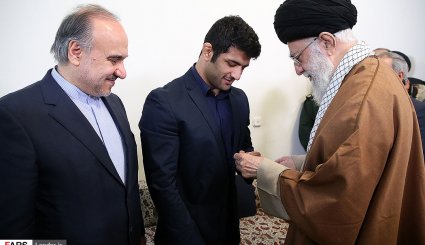 تصاویر/ دیدار رهبر معظم انقلاب و پهلوان علیرضا کریمی