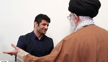 تصاویر/ دیدار رهبر معظم انقلاب و پهلوان علیرضا کریمی