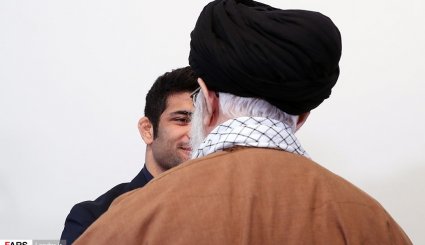 تصاویر/ دیدار رهبر معظم انقلاب و پهلوان علیرضا کریمی
