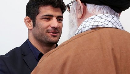 تصاویر/ دیدار رهبر معظم انقلاب و پهلوان علیرضا کریمی