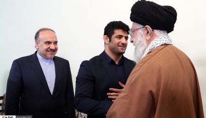 تصاویر/ دیدار رهبر معظم انقلاب و پهلوان علیرضا کریمی