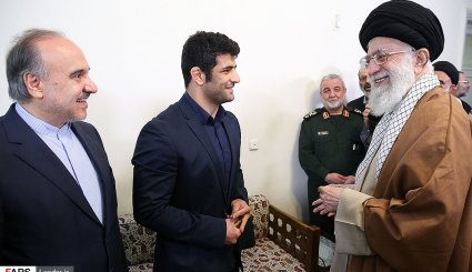 تصاویر/ دیدار رهبر معظم انقلاب و پهلوان علیرضا کریمی