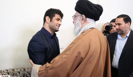 تصاویر/ دیدار رهبر معظم انقلاب و پهلوان علیرضا کریمی