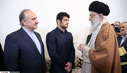 تصاویر/ دیدار رهبر معظم انقلاب و پهلوان علیرضا کریمی