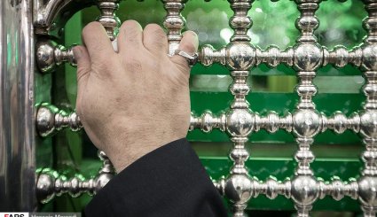 تصاویر/ غبار روبی ظریح مطهر حضرت عبدالعظیم حسنی (ع)
