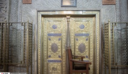 تصاویر/ غبار روبی ظریح مطهر حضرت عبدالعظیم حسنی (ع)

